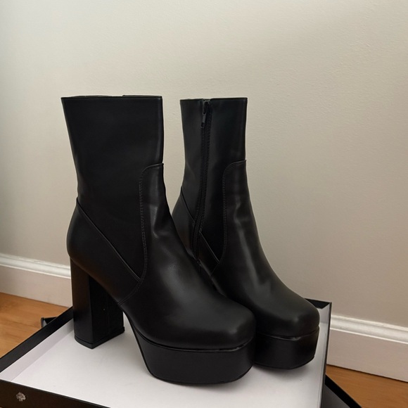 Lamoda Shoes - LAMODA Black Platform Ankle Boots